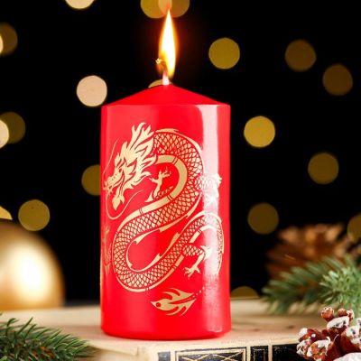 Фото Свеча новогодняя "Символ года 2024", (d)5х(h)10см, цилиндр, красная с золотым драконом  СимаГлобал  9668609. Интернет-магазин FOROOM